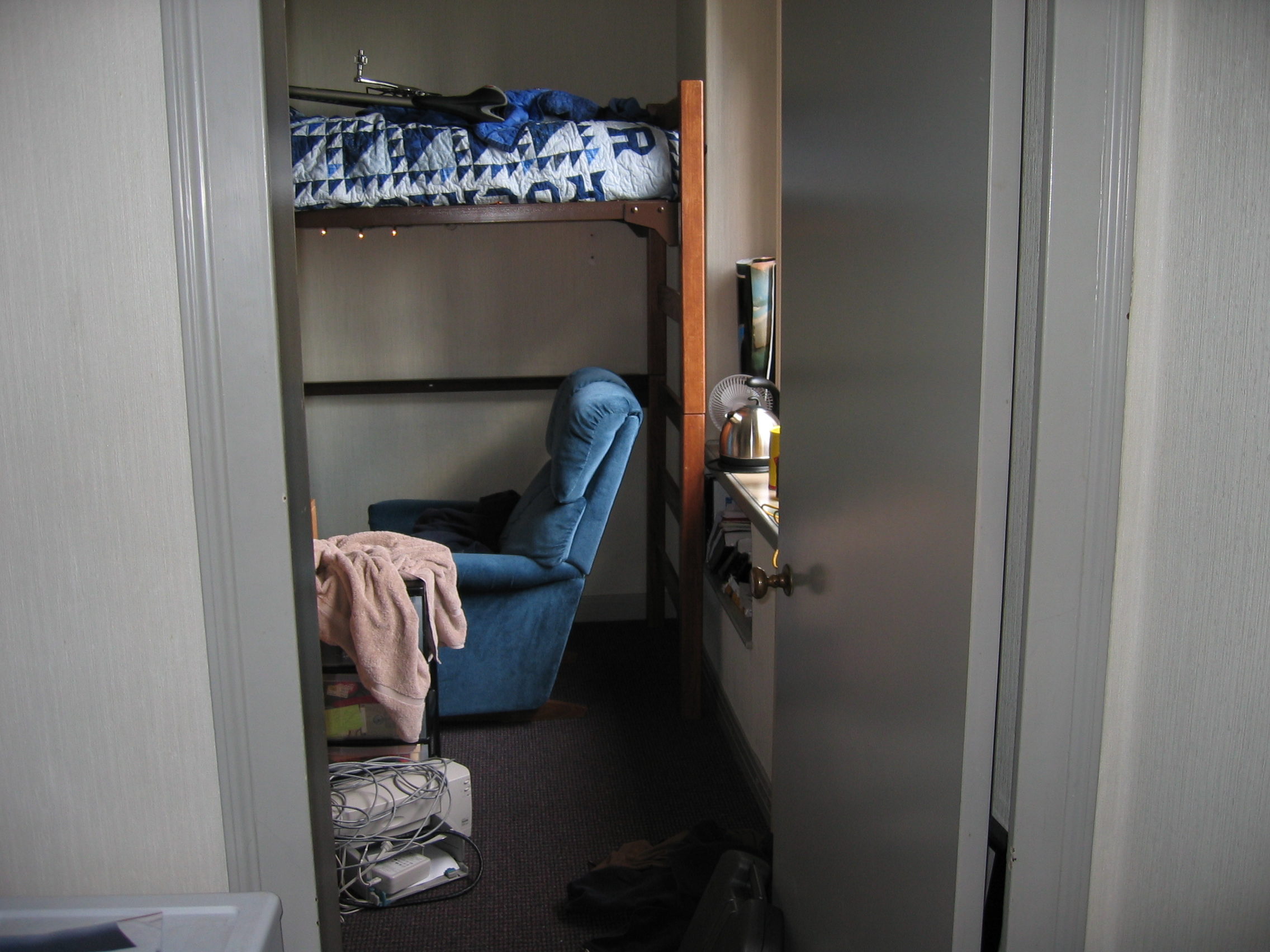 040831-1651 Dorm-Room 008