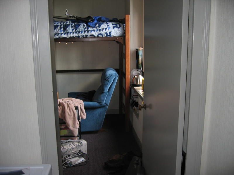 040831-1651 Dorm-Room 008